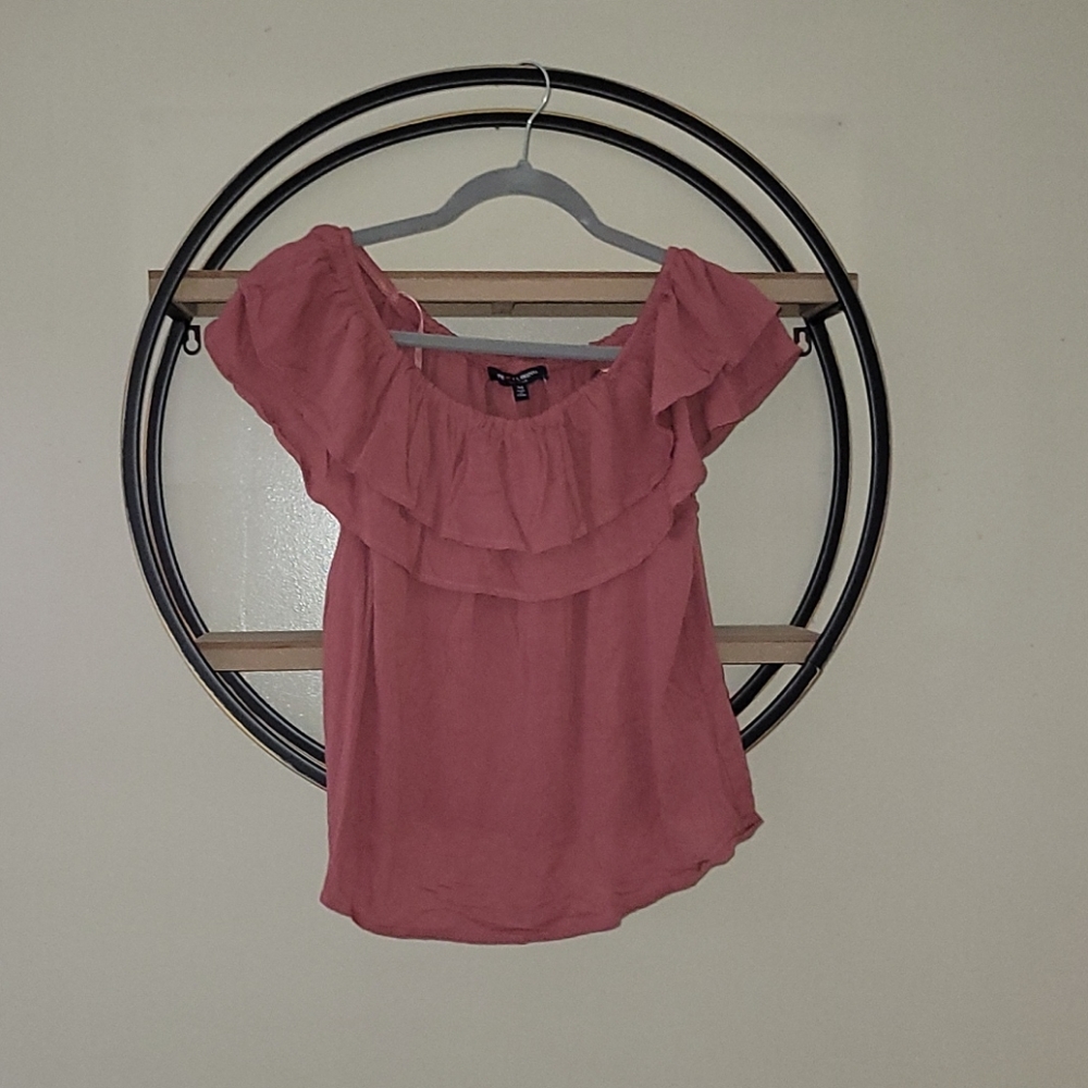 Off the shoulder pink colored top 🙋🏾♀️ - Picture 1 of 4